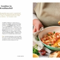 Two-page spread: left side shows German recipe text titled 'Gambas in Knoblauchöl'; right side shows a cook's hands near a bowl of shrimp in garlic oil.